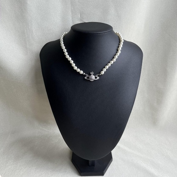 🍎BRAND NEW Vivienne westwood Silver Orb Pearl Choker Necklace - Picture 3 of 5